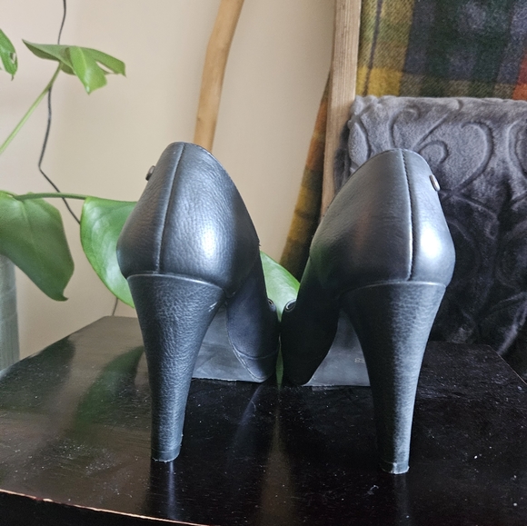 Size 38 heels - Picture 3 of 4